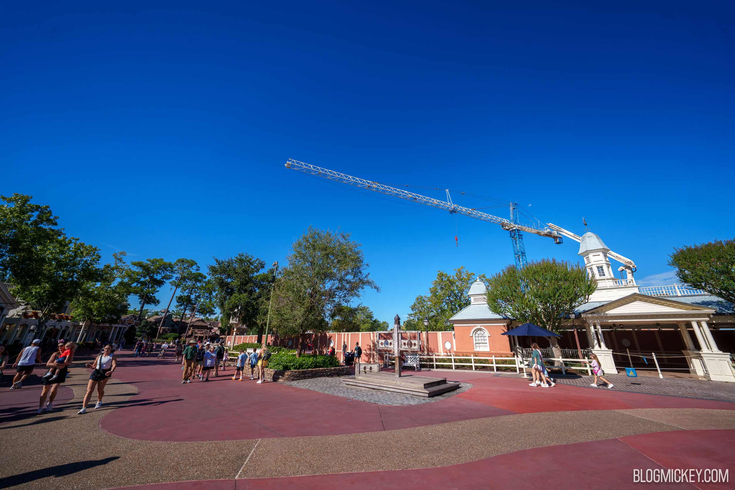 Piston Peak: Turmdrehkran im Magic Kingdom in Betrieb