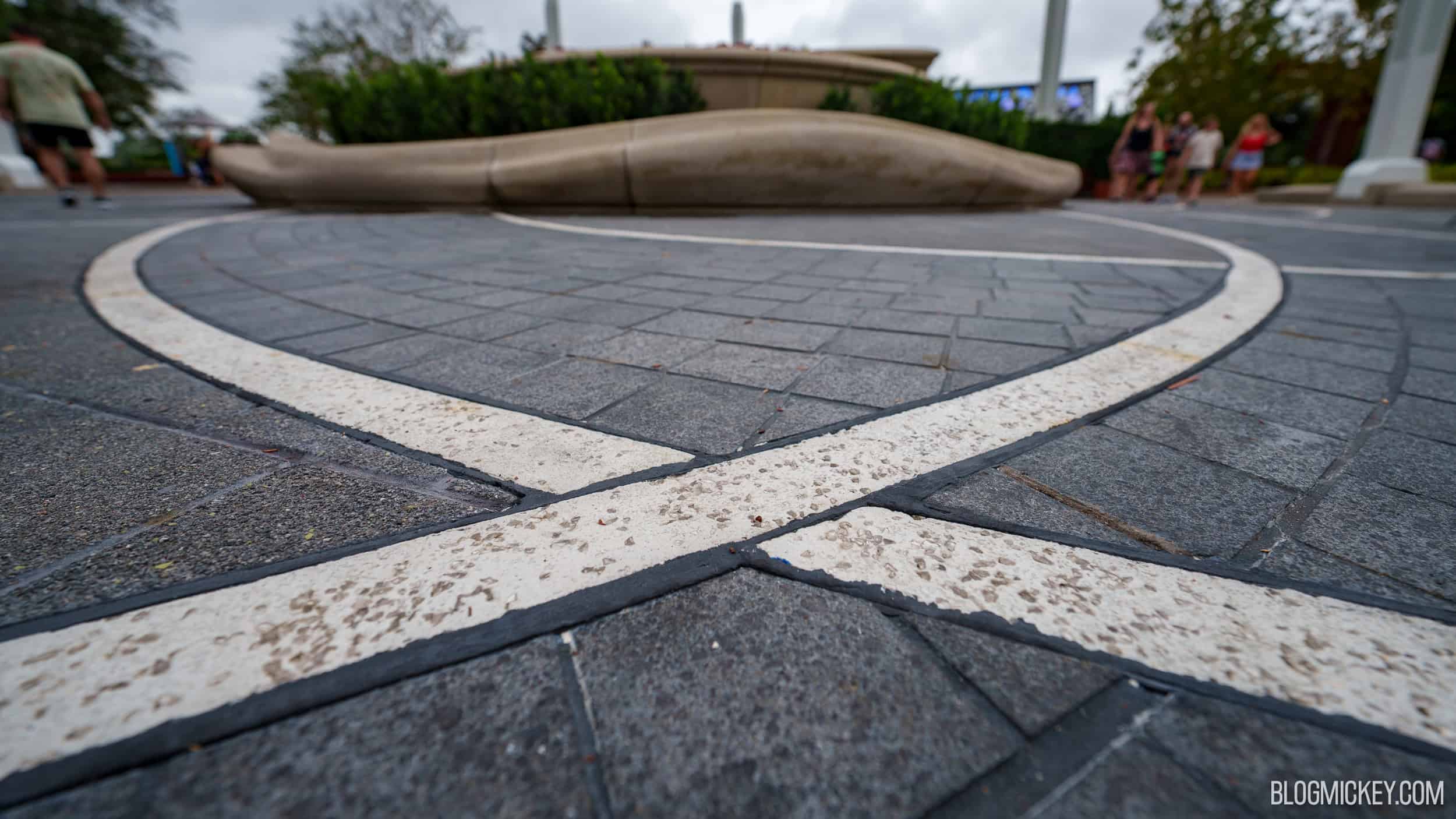 EPCOT: Bodenbeleuchtung vor Spaceship Earth wird durch helles Pflaster ersetzt