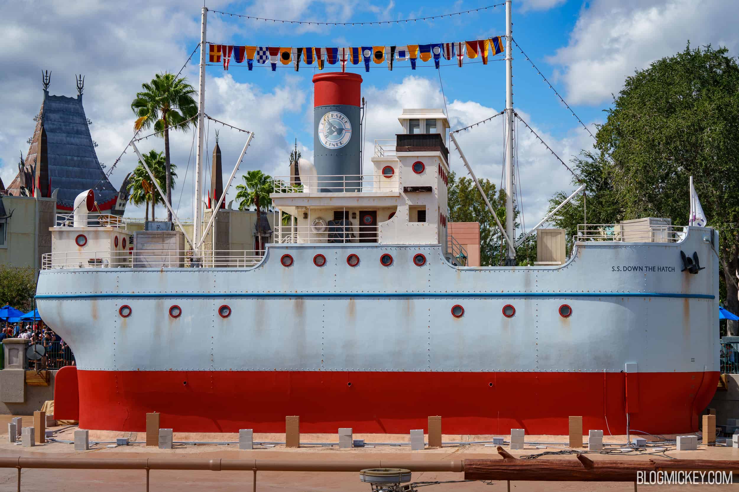 Echo Lake in Hollywood Studios: Gerüst am Dockside Diner ist weg, Gertie neu gestrichen, Wasser fehlt noch